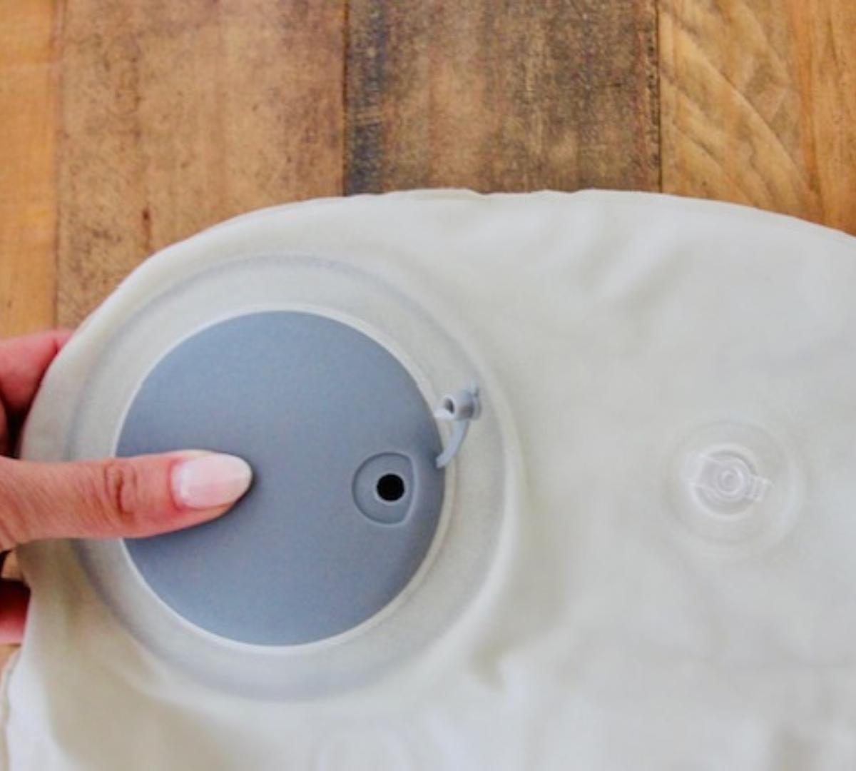 White inflatable pillow with manual hand pump